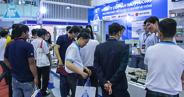 Hạo Phương tiếp đón nhiều khách hàng đến trải tham quan
