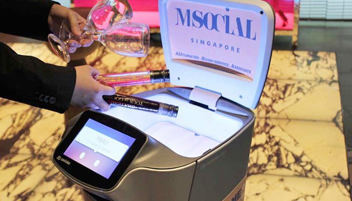 Robot phục vụ khách sạn Msocial