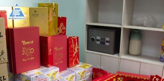 Ảnh bìa Hạo Phương tặng quà Tết