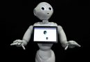 Robot Pepper nhắc đeo khẩu trang