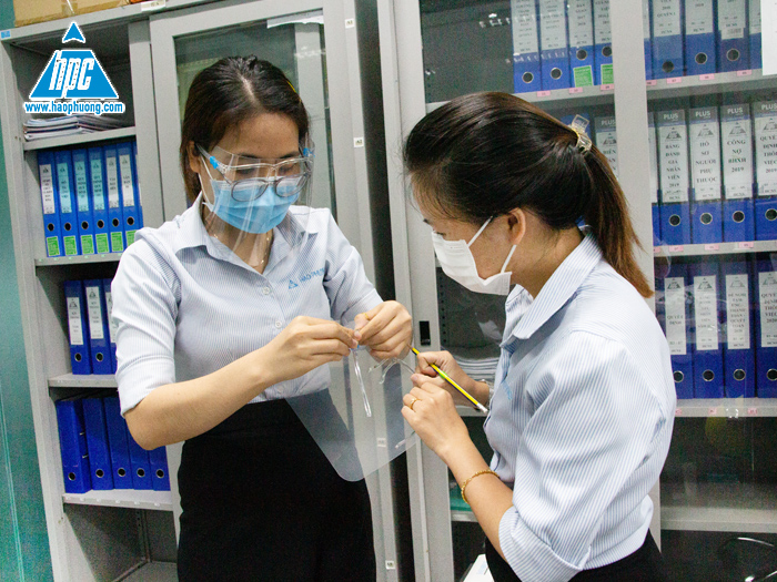 Hạo Phương trang bị hơn 200 chiếc kính chắn giọt bắn cho toàn thể nhân viên