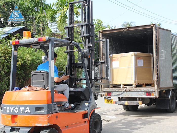 Quá trình vận chuyển hàng loạt thiết bị, phụ kiện thang máy gia đình vào kho Hạo Phương trong tháng 11/2022