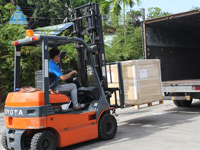 Quá trình vận chuyển hàng loạt thiết bị, phụ kiện thang máy gia đình vào kho Hạo Phương trong tháng 11/2022